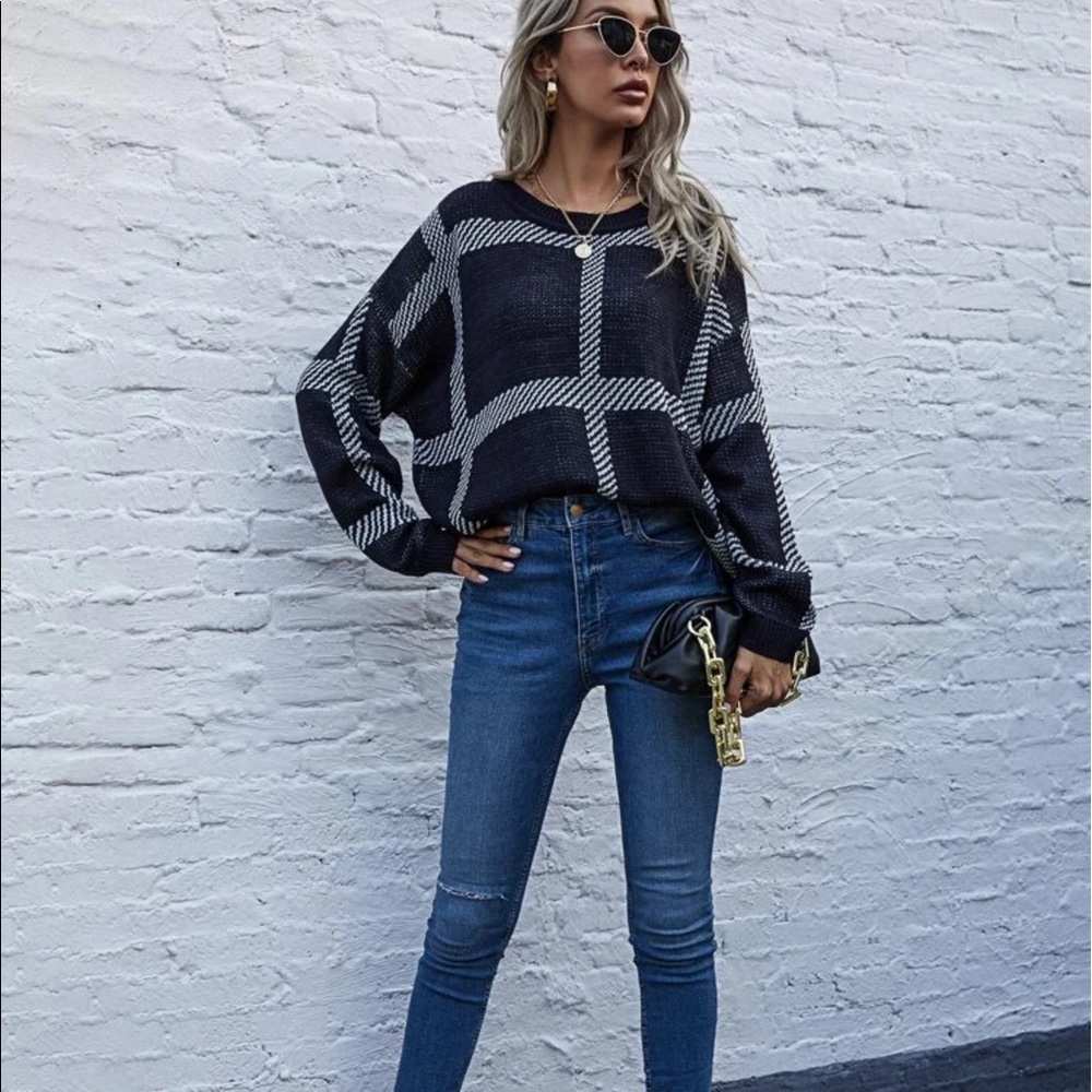 B/W PLAID DROP SHOULDER OVERSIZED SWEATER - Picture 4 of 9